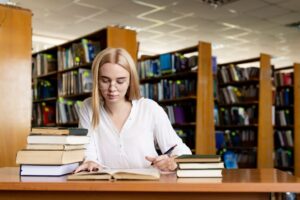 Để viết bài luận học bổng thành công, đọc kỹ hướng dẫn là bước cực kỳ quan trọng