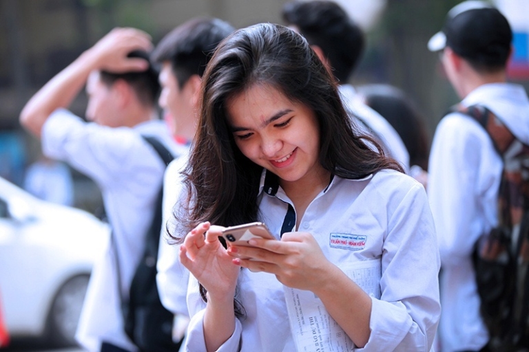 nữ sinh kiểm tra điểm thi