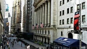 Wall Street ở quận tài chính Manhattan, New York là trung tâm tài chính quốc tế