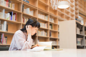 Chương trình hỗ trợ tài chính bao gồm các loại học bổng, miễn học phí và hỗ trợ tài chính khác