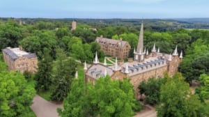 Những tòa nhà lấy cảm hứng từ kiến trúc Gothic trải dài khắp khuôn viên