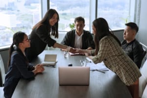 Làm thêm vào mùa hè là cơ hội để bạn mở rộng thêm các mối quan hệ xã hội