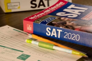 SAT đánh giá khả năng của học sinh về các kỹ năng đọc hiểu, viết và toán học