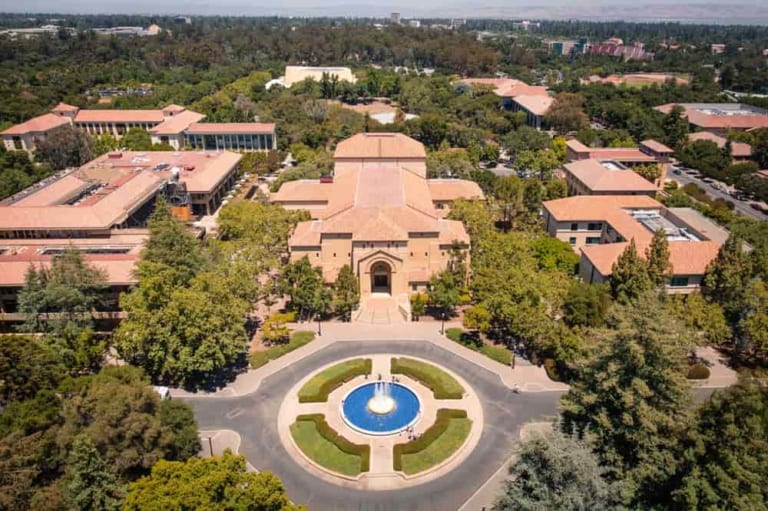 Stanford khôi phục yêu cầu về bài kiểm tra tiêu chuẩn hóa