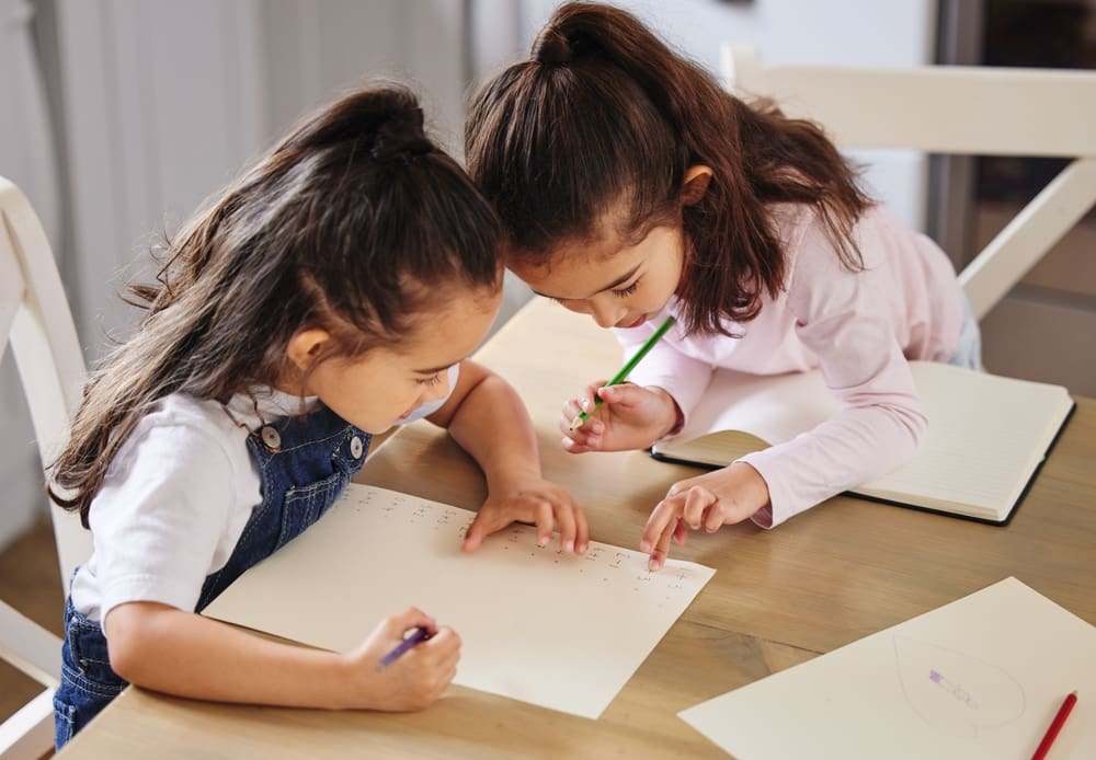 Viết sáng tạo là một hình thức viết cho phép trẻ thể hiện suy nghĩ, ý tưởng và cảm xúc của mình một cách sáng tạo.